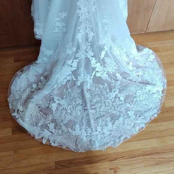 Gorgeous Floral Lace Wedding Dress